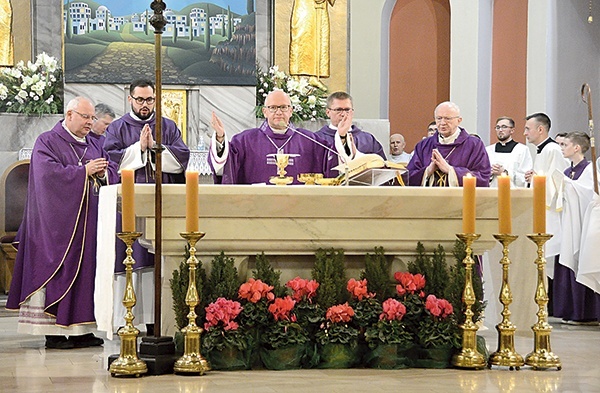 ▲	Eucharystii przewodniczyli biskupi.