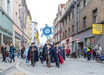 ▲	Niebieski nurt prowadzili mężczyźni z Bractwa Najświętszego Sakramentu. 