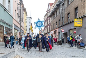 ▲	Niebieski nurt prowadzili mężczyźni z Bractwa Najświętszego Sakramentu. 