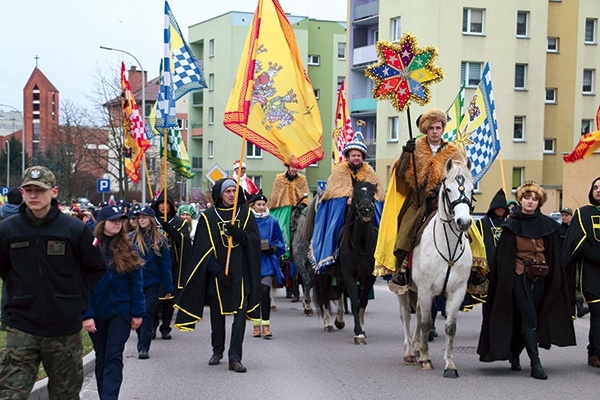 ▲	Jadący na koniach Gwiazdor i Trzej Królowie reprezentowali cztery mławskie parafie.