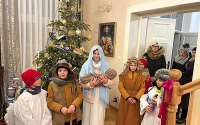 ▼	Kolędnicy z Niedzborza wnieśli dużo radości i świątecznego klimatu do wielu domów w swej parafii.