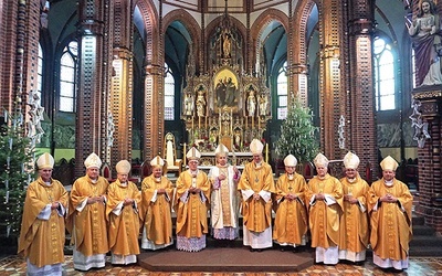 ►	Wspólne zdjęcie arcybiskupów i biskupów  na zakończenie Eucharystii.