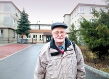 ▲	Wincenty „Bogdan” Pyka przed szkołą w Jaworznie, dawnym gmachem administracji więzienia.