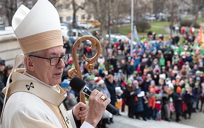 ◄	Na drogę spod katedry Chrystusa Króla biorących udział w wydarzeniu pobłogosławił metropolita katowicki.