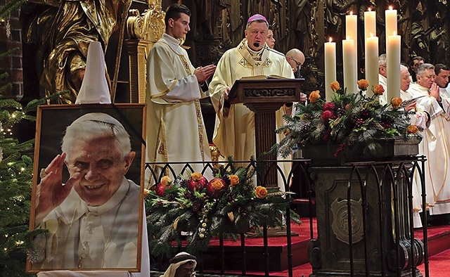 Metropolita wrocławski przypomniał, że Józef Ratzinger jako kardynał w 2000 r. odebrał tytuł doktora honoris causa na PWT we Wrocławiu. Odwiedził także Oleśnicę i Henryków.