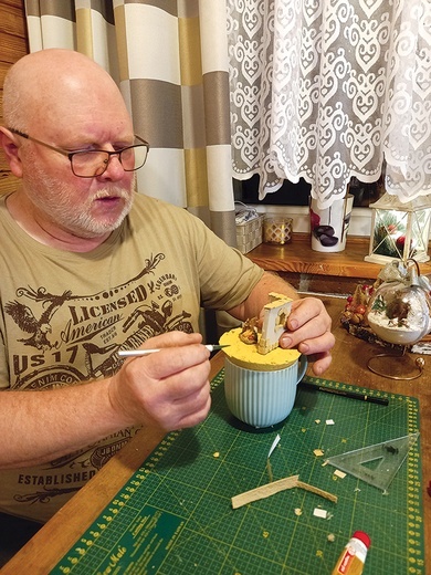 ▲	Pan Leszek przy pracy nad „palestyńską” szopką. 