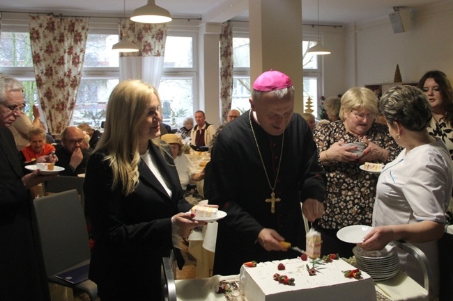 Ordynariusz odwiedził mieszkańców DPS Weterana Walki i Pracy