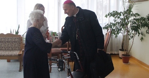 Ordynariusz odwiedził mieszkańców DPS Weterana Walki i Pracy