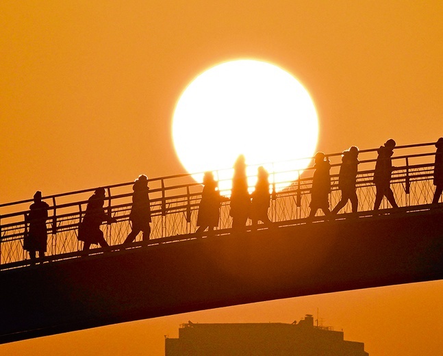 Oglądanie pierwszego wschodu słońca w nowym roku jest popularnym obyczajem w Korei.
1.01.2023 Seul, Korea