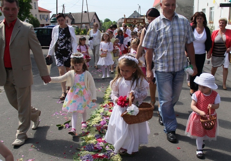 Tradycja kwietnych dywanów na Boże Ciało w Kluczu, Olszowej, Zalesiu Śląskim i Zimnej Wódce