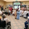 Pacjenci z biskupem w czasie prezentacji jasełek.