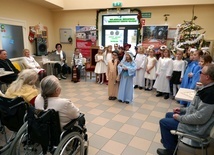 Pacjenci z biskupem w czasie prezentacji jasełek.