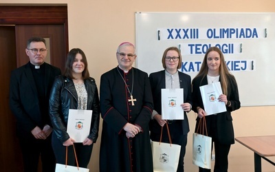 Zwycięzcy diecezjalnego etapu olimpiady z biskupem i ks. Damianem Mroczkowskim.