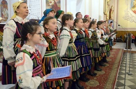 Obowiązkowym elementem były regionalne stroje opoczyńskie.