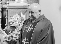 Ks. Jan Szetelnicki w czasie sprawowania Mszy św. jako koncelebrans.