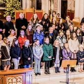 Razem z dziećmi i młodzieżą kolędy zaśpiewali także duszpasterze.