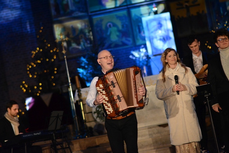 Rodzinne kolędowanie z Marcinem Wyrostkiem i zespołem Corazon