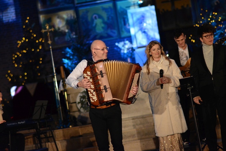 Rodzinne kolędowanie z Marcinem Wyrostkiem i zespołem Corazon
