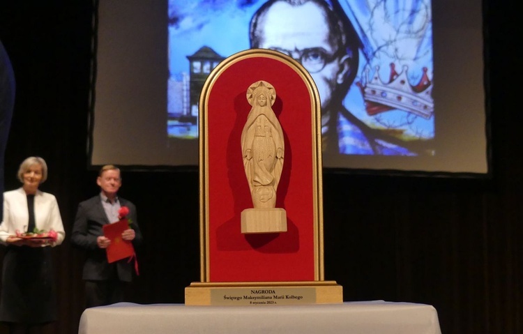 Figurka "Matki Bożej zza drutów" - symbol Nagrody św. Maksymiliana Marii Kolbego.
