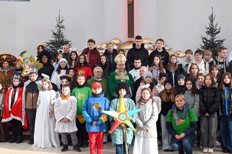 Wspólne zdjęcie kolędników misyjnych z bp. Adamem Bałabuchem.