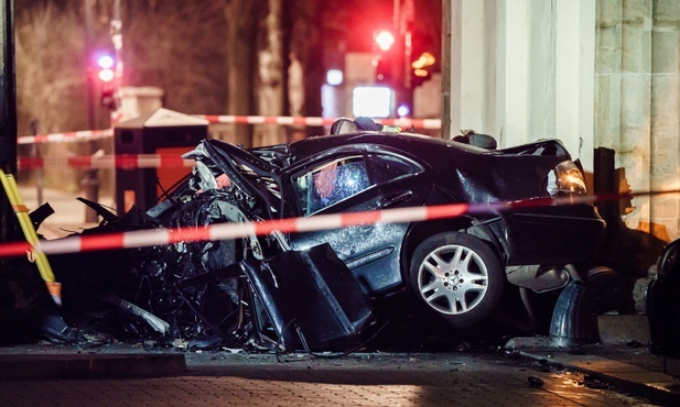 Niemcy: Samochód rozbił się na Bramie Brandenburskiej