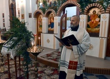 Ks. Jarosław Lipniak głoszący homilię w prawosławnej cerkwi.
