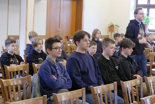 Liturgiczna Ekspedycja na ferie - ministranci i lektorzy zwiedzili kurię diecezjalną