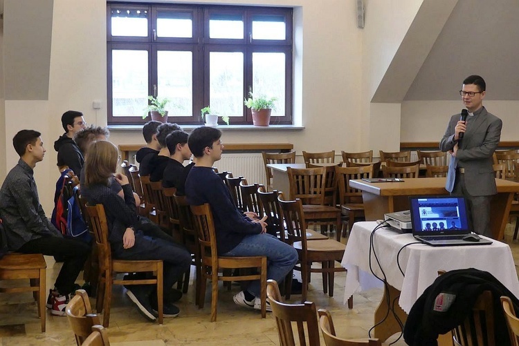 Liturgiczna Ekspedycja na ferie - ministranci i lektorzy zwiedzili kurię diecezjalną