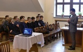 Liturgiczna Ekspedycja na ferie - ministranci i lektorzy zwiedzili kurię diecezjalną