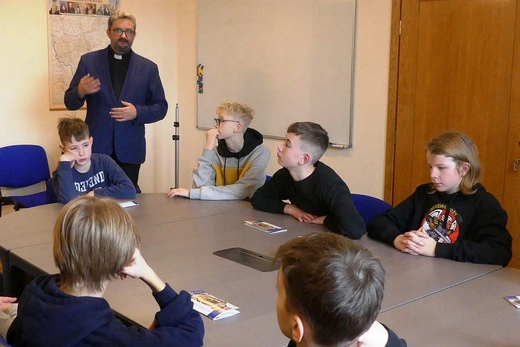 Liturgiczna Ekspedycja na ferie - ministranci i lektorzy zwiedzili kurię diecezjalną
