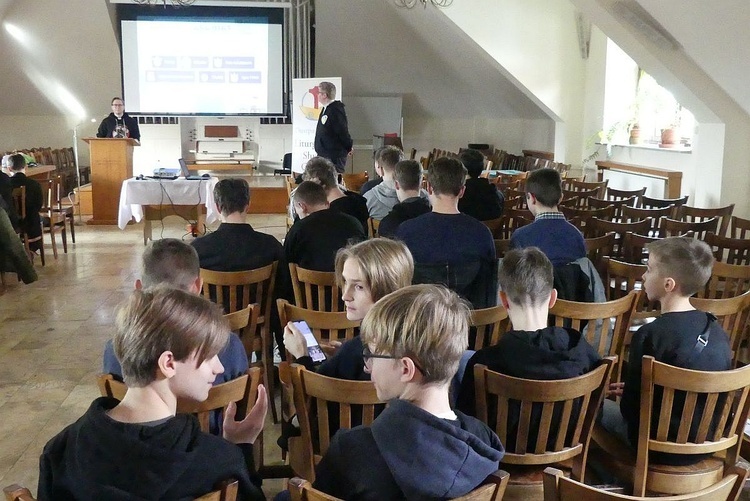 Liturgiczna Ekspedycja na ferie - ministranci i lektorzy zwiedzili kurię diecezjalną