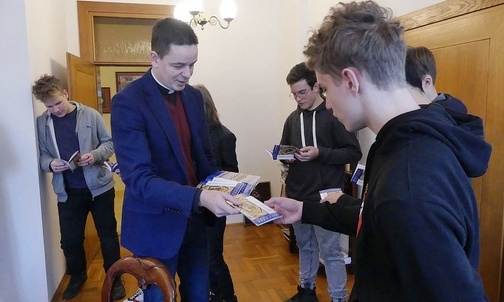 Ministranci w fotelu biskupa, na tajemniczym tarasie i przed kamerą w piwnicy