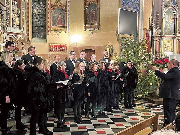 Miejscowy chór Hejnał w festiwalowym koncercie.