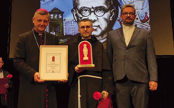 Laureat z bp. Romanem Pindlem i ks. Piotrem Hoffmannem, przewodniczącym Kapituły Nagrody św. Maksymiliana.