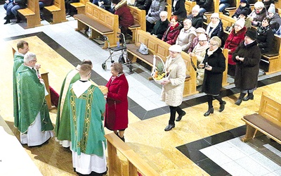 Procesja z darami podczas Mszy św. z okazji jubileuszu grupy.