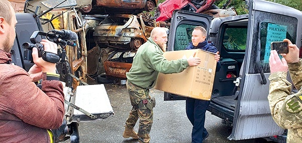 Przekazanie transportu z pomocą ukraińskiej armii w Irpieniu. 