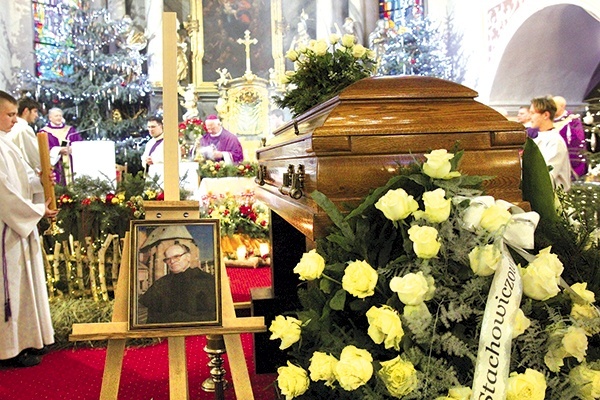 ▲	Eucharystia była sprawowana w kowarskim kościele pw. Imienia Najświętszej Maryi Panny. 