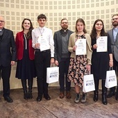 Laureaci (od lewej):  Daniel Zdrzałek (II miejsce), Teresa Gandor (I miejsce)  i Julia Gołkowska (III miejsce) z katechetami  i ks. Tadeuszem Hryhorowiczem, moderatorem sekcji szkolno-katechetycznej Kurii gliwickiej (pierwszy  od lewej).