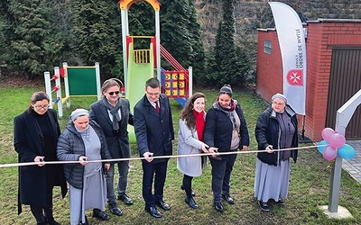 Przedstawiciele Zakonu Maltańskiego z Polski i Francji oraz Siostry Maryi Niepokalanej Barbara Zawiła i Anna Bałchan otwierają plac zabaw.