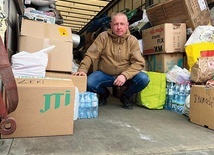 Wojciech Biedacha w czasie rozładunku darów.