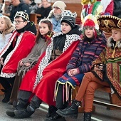 Na Eucharystii w strojach z różnych krajów. 