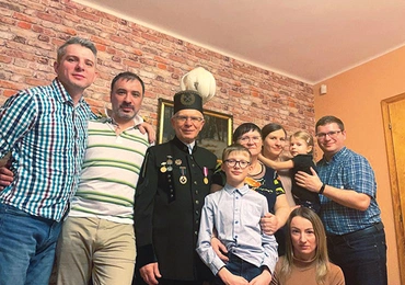 Rodzina w komplecie.  Trzy pokolenia.  Babcia Grażyna i dziadek Eugeniusz, ich trzech synów (dwóch z żonami)  i wnuki: Pawełek i Karolinka