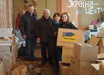 Ksądz Piotr Chmielecki SCJ, ks. Jan Podobiński SCJ (proboszcz) oraz wolontariuszki Alona i Anastasia z Perszotraweńska z darami dla uchodźców