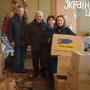 Ksądz Piotr Chmielecki SCJ, ks. Jan Podobiński SCJ (proboszcz) oraz wolontariuszki Alona i Anastasia z Perszotraweńska z darami dla uchodźców