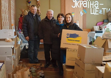 Ksądz Piotr Chmielecki SCJ, ks. Jan Podobiński SCJ (proboszcz) oraz wolontariuszki Alona i Anastasia z Perszotraweńska z darami dla uchodźców