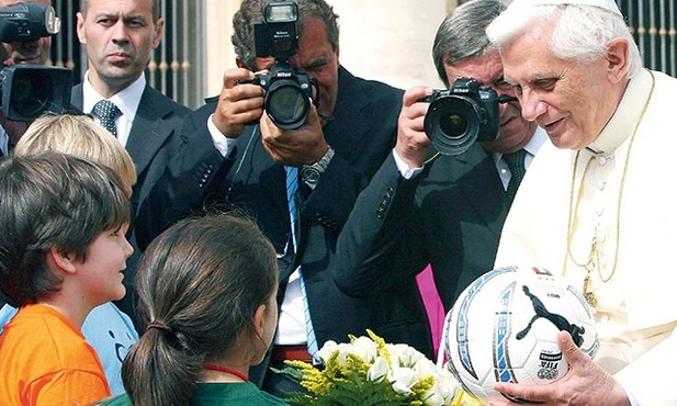 Papież otrzymuje piłkę nożną od dzieci na zakończenie cotygodniowej audiencji generalnej na placu św. Piotra  w Watykanie,  21 września 2005 r