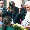 Papież otrzymuje piłkę nożną od dzieci na zakończenie cotygodniowej audiencji generalnej na placu św. Piotra  w Watykanie,  21 września 2005 r