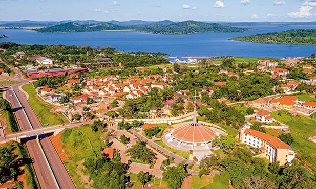  Munyonyo. Na pierwszym planie sanktuarium Męczenników z Ugandy, w tle Jezioro Wiktorii