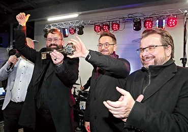 Burmistrz Jeżowa Mariusz Guzicki z kluczem do bram miasta. Jest to od wieków symbol praw miejskich 