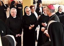 Biskup Lityński życzył siostrom, by niosły nadzieję wszystkim.